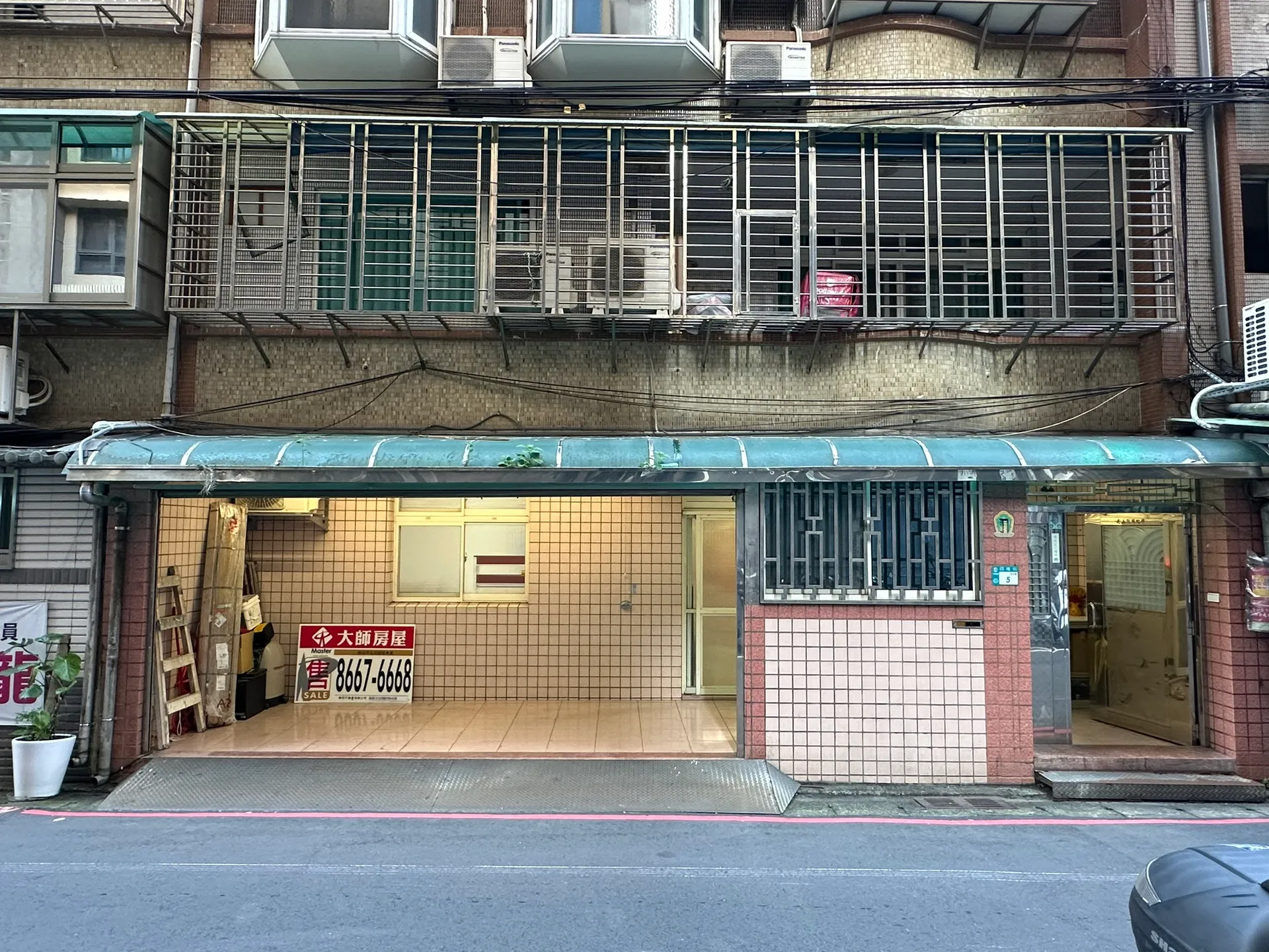 南勢角美妝車庫一樓